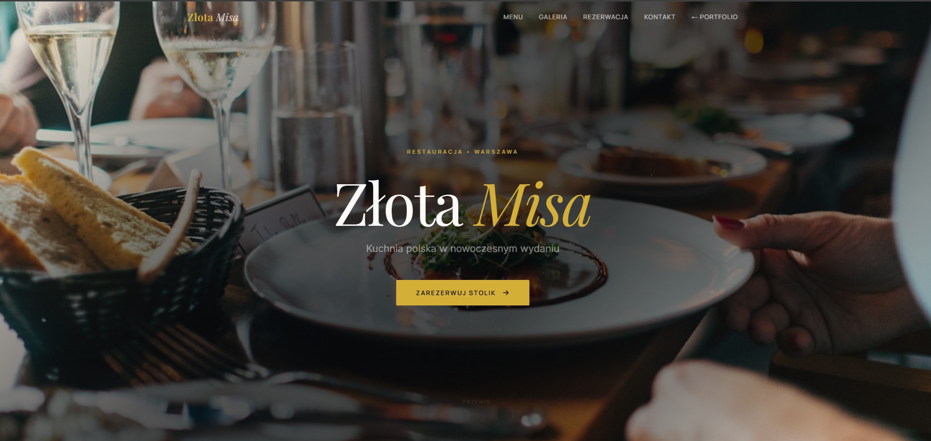 Zrzut ekranu strony internetowej restauracji 'Złota Misa' z Warszawy, prezentujący dania kuchni polskiej w nowoczesnym wydaniu. Widoczne elementy menu i przycisk rezerwacji.