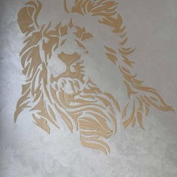 ARTESSA HOME SPÓŁKA Z OGRANICZONĄ ODPOWIEDZIALNOŚCIĄ - Dekoracyjna ściana z efektem stiuku w odcieniach szarości, na której widnieje złoty, abstrakcyjny wizerunek lwa. Unikalna faktura i gra świateł dodają wnętrzu elegancji.