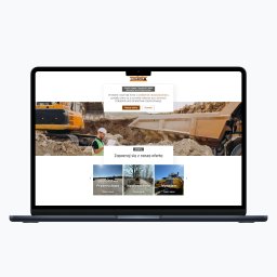Tofimedia Tomasz Czarzbon - Strona internetowa firmy Dakon na laptopie, prezentująca ofertę prac ziemnych, transportu i brukarstwa przemysłowego. Widoczne zdjęcia maszyn budowlanych i pracownika w kasku.