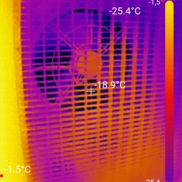 MKDienstleistungen Sp. z o.o. - Termowizja klimatyzatora z widocznymi różnicami temperatur na obudowie i wentylatorze, skala temperatur po prawej stronie.