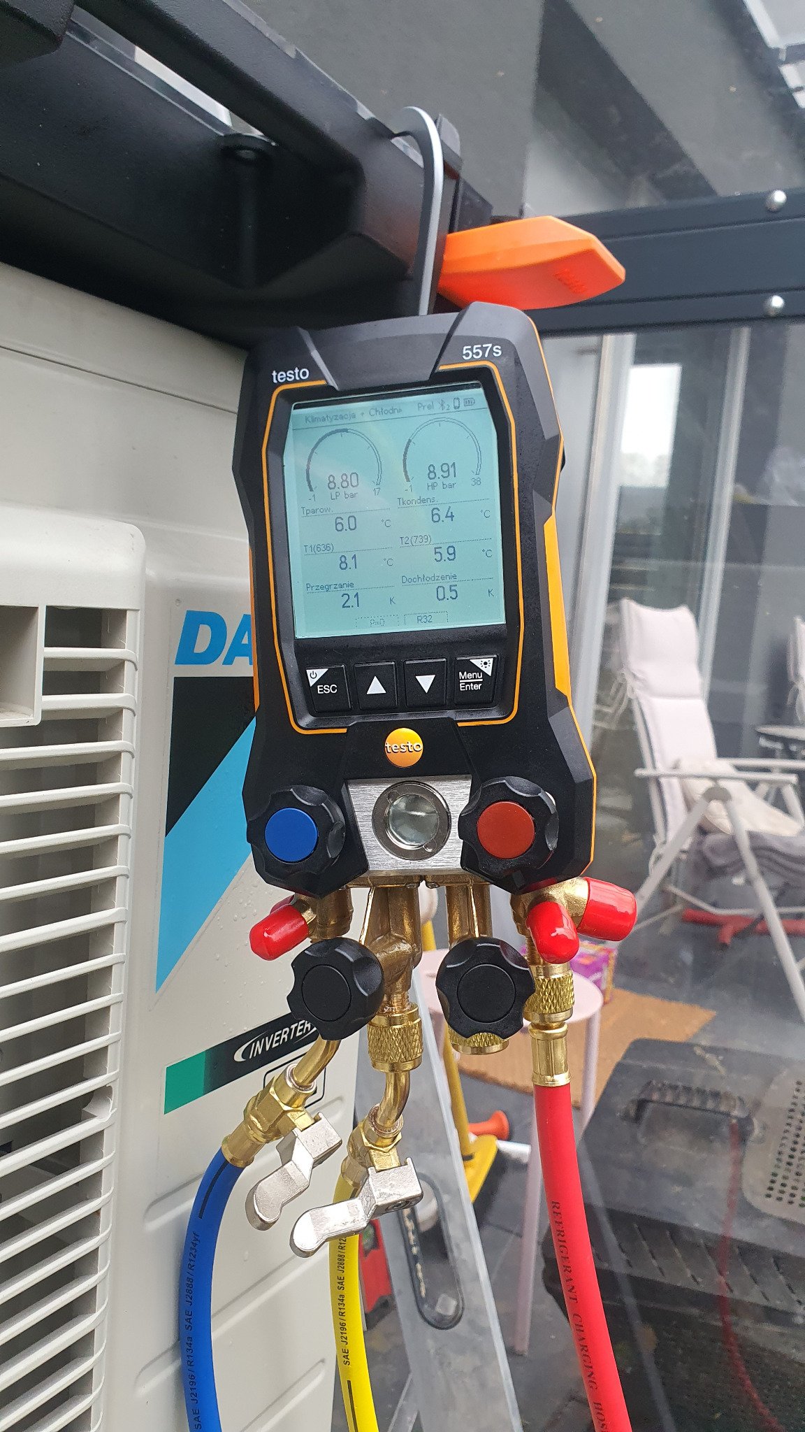 Diagnostyka klimatyzacji w Gdyni: Manometr cyfrowy Testo 557s podłączony do klimatyzatora Daikin Inverter. Widoczne węże i zawory, wskazania ciśnienia i temperatury.
