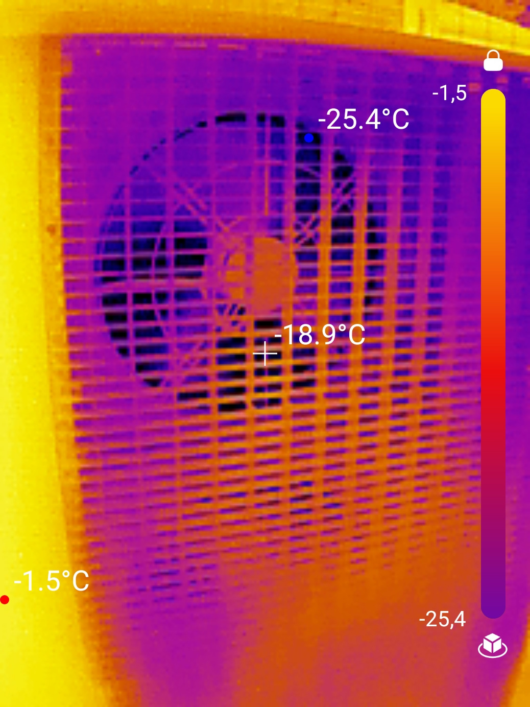 Termowizja klimatyzatora z widocznymi różnicami temperatur na obudowie i wentylatorze, skala temperatur po prawej stronie.