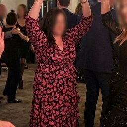 FLOW Iwona Smolińska - Rozbawiona kobieta w kwiecistej sukience tańczy z podniesionymi rękami na parkiecie podczas imprezy. W tle widoczne inne osoby i dekoracyjne lampy.