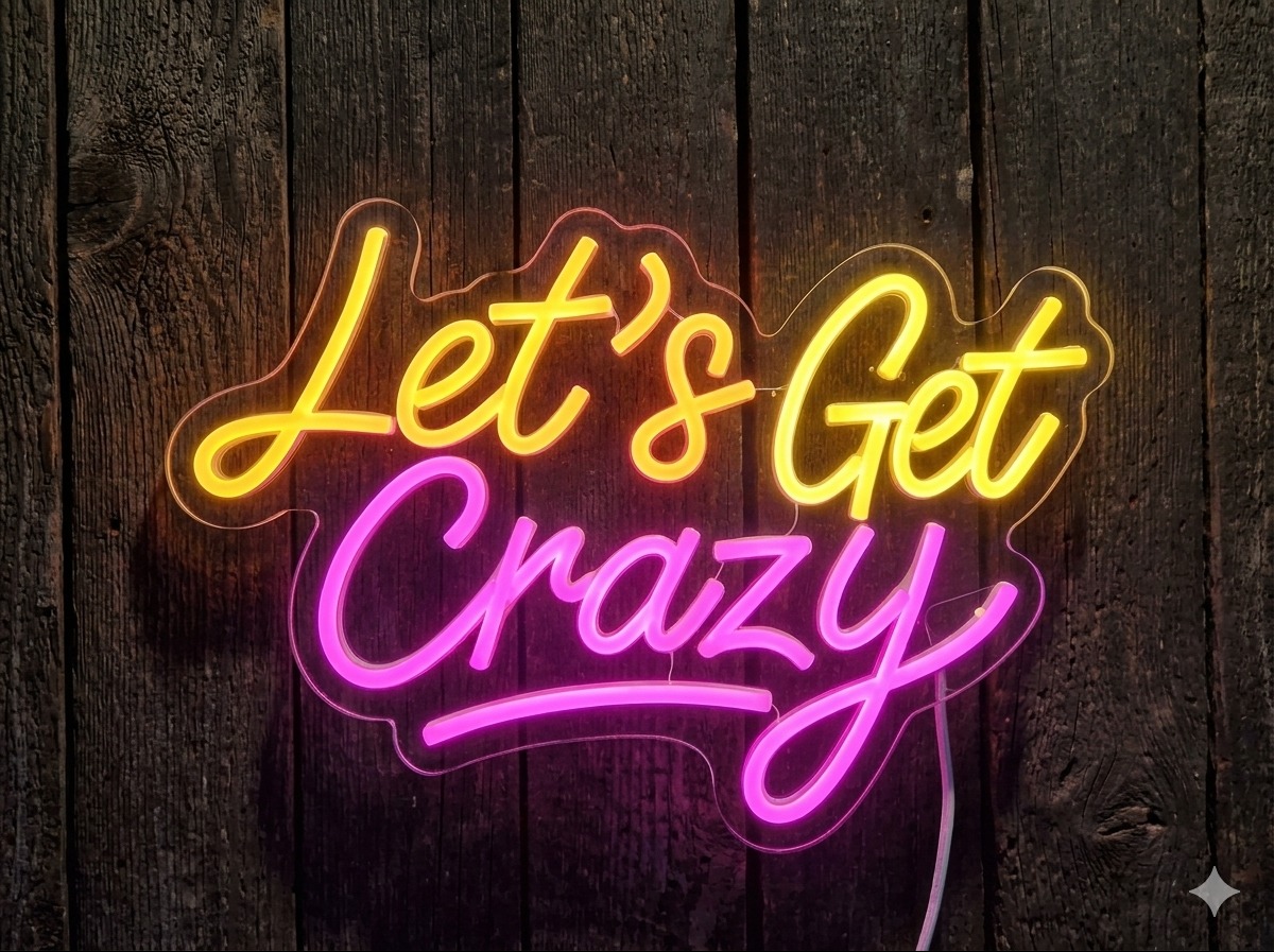 Neonowy napis 'Let's Get Crazy' w odcieniach żółci i różu na tle ciemnego, drewnianego panelu. Dekoracja świetlna z efektem glow.