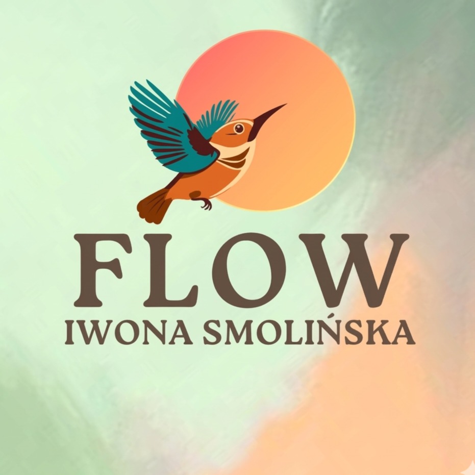 Ilustracja z kolibrem na tle pomarańczowego słońca, nad napisem 'FLOW Iwona Smolińska'. Grafika w pastelowych barwach, stylizowana na retro.