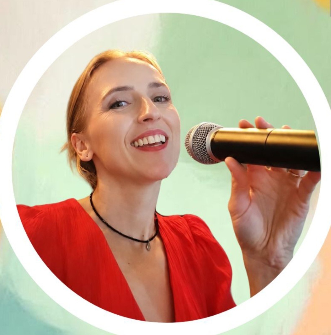 Iwona Smolińska śpiewa na żywo z mikrofonem