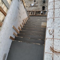 Stefan Jędrzejewski - Betonowe schody w trakcie budowy z widocznym zbrojeniem i szalunkiem. Surowy stan, widok z góry.