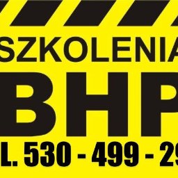 Szkolenia i Usługi BHP i PPOŻ Andrzej Sobieraj - Żółty baner z czarnym napisem 'Szkolenia BHP' i numerem telefonu 530-499-297, u góry czarne ukośne pasy.