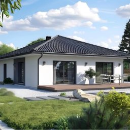 FIOŁBUD GRAŻYNA FIJAŁKOWSKA - Parterowy dom z ciemnym dachem i tarasem, otoczony zielenią. Biała elewacja kontrastuje z ciemnymi ramami okien i drzwi. Uwagę przyciąga zadbany ogród z elementami dekoracyjnymi.