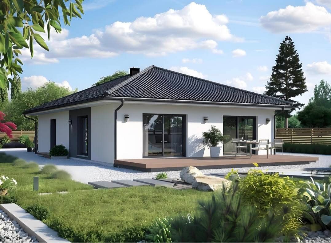 Parterowy dom z ciemnym dachem i tarasem, otoczony zielenią. Biała elewacja kontrastuje z ciemnymi ramami okien i drzwi. Uwagę przyciąga zadbany ogród z elementami dekoracyjnymi.