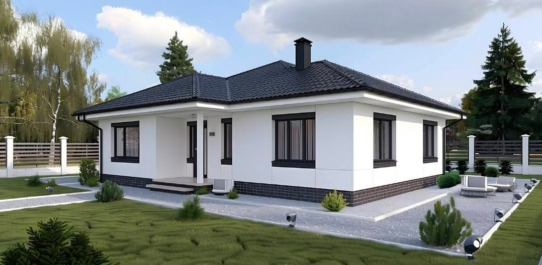 Parterowy dom z czarnym dachem i białymi ścianami, otoczony zielonym trawnikiem i szarym chodnikiem. Widoczne czarne ramy okienne i drzwi.