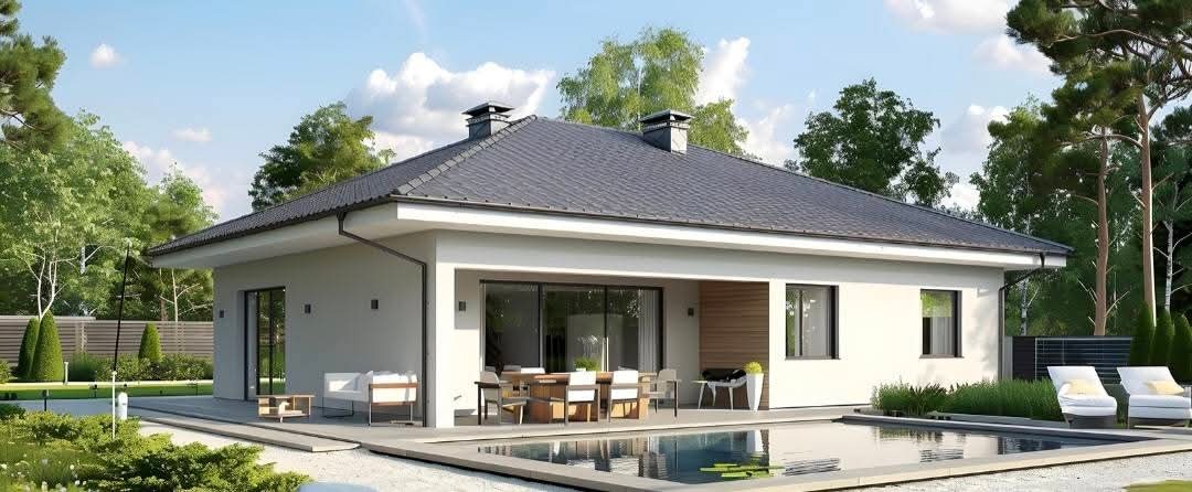 Parterowy dom z szarym dachem, białymi ścianami i basenem. Widoczne meble ogrodowe i zieleń. Nowoczesna architektura z dużymi oknami i tarasem.