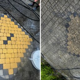 HydroEfekt - Kostka brukowa ułożona w wzór, czyszczona urządzeniem wysokociśnieniowym. Widoczny efekt przed i po czyszczeniu, z wyraźną różnicą w kolorze i usuniętych zabrudzeniach.