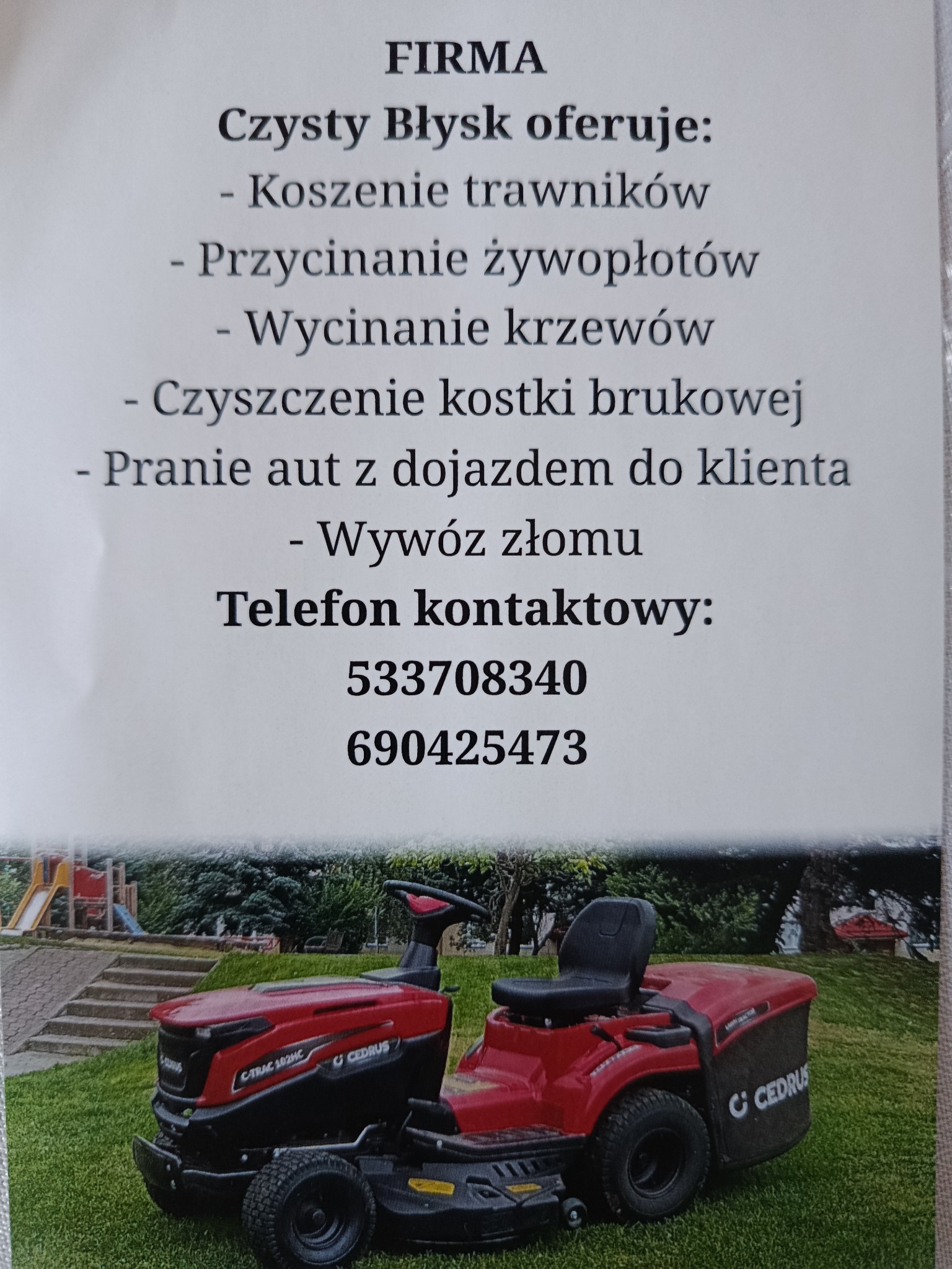 Ogłoszenie firmy 'Czysty Błysk' z ofertą koszenia trawników, przycinania żywopłotów i wycinki krzewów. Na dole czerwony traktorek do koszenia trawy marki Cedrus.