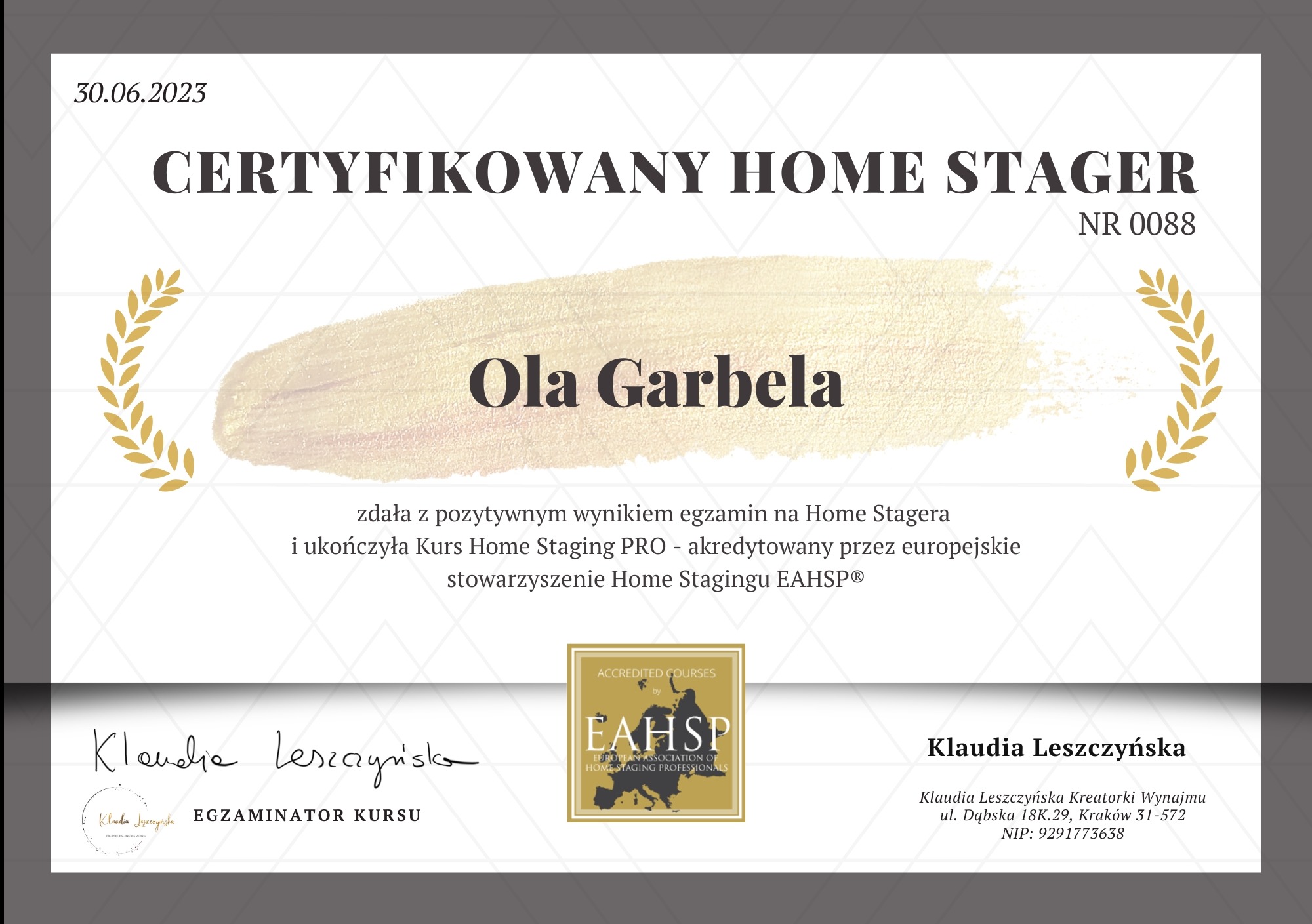 Certyfikat ukończenia kursu Home Stagera dla Oli Garbeli, akredytowany przez EAHSP. Dokument z datą 30.06.2023, numerem 0088 i podpisem egzaminatora kursu.