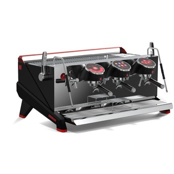 Profesjonalny, trójgrupowy ekspres do kawy z chromowanymi elementami i czerwonymi akcentami, ustawiony na białym tle. Widoczne dysze i tacka ociekowa.