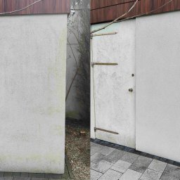 WoWash - Zdjęcie elewacji budynku w układzie 'przed i po' czyszczeniu. Po lewej stronie widoczny brudny fragment, po prawej czysta, biała powierzchnia. Widoczne detale architektoniczne.