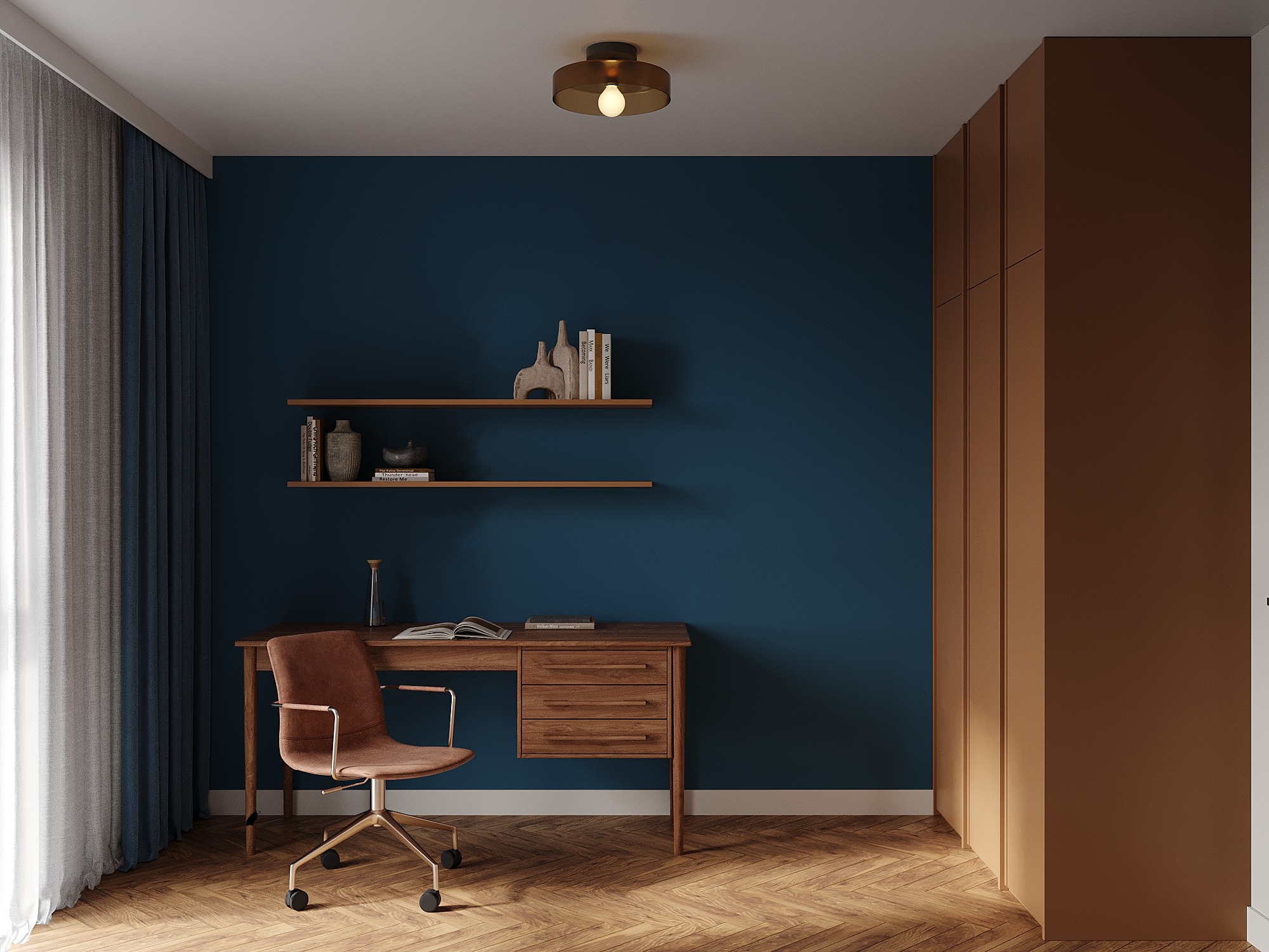 Nowoczesny gabinet z biurkiem, krzesłem i półkami na tle granatowej ściany. Parkiet w jodełkę i minimalistyczna lampa sufitowa dopełniają aranżację.