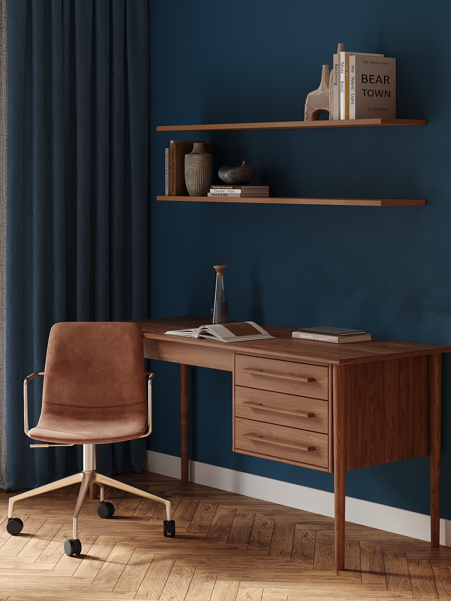 Stylowe biurko z drewna orzechowego, brązowe krzesło na kółkach, półki z książkami na tle granatowej ściany i parkietu w jodełkę. Nowoczesne wnętrze.