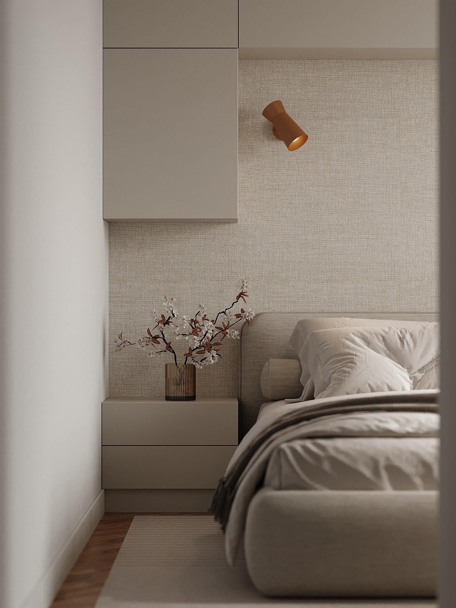 Beżowa sypialnia z lampką nocną i kwiatami w wazonie na szafce. Minimalistyczny design, teksturowana ściana, stonowana kolorystyka, przytulne oświetlenie.