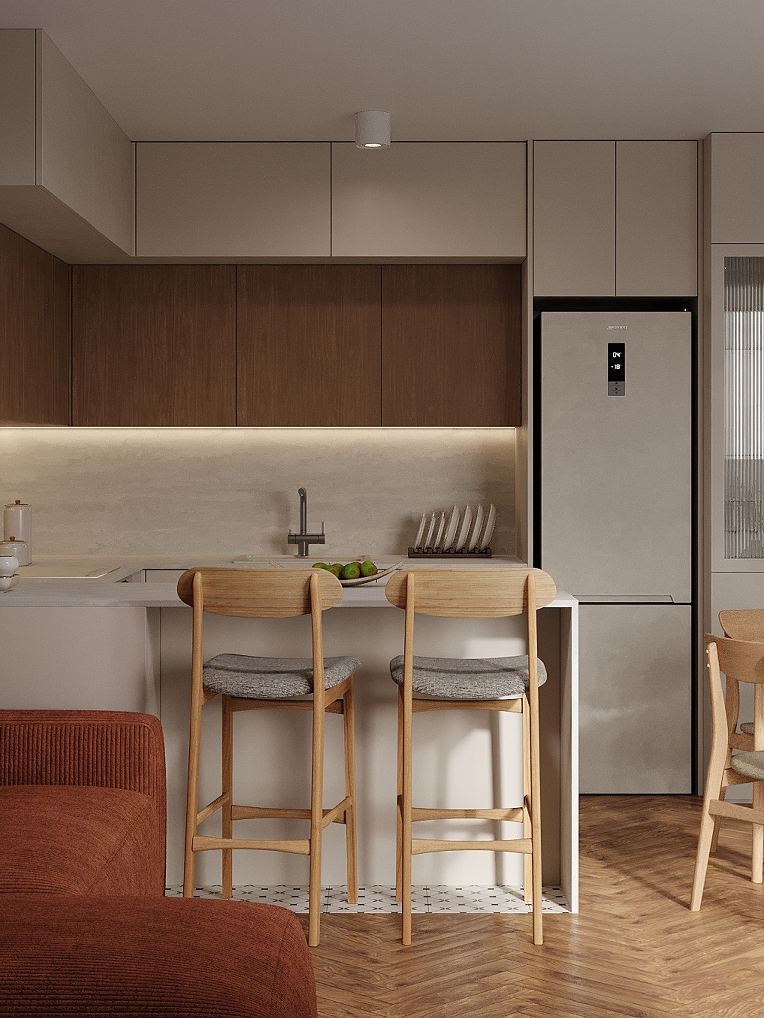 Nowoczesna kuchnia z drewnianymi akcentami: wysokie krzesła barowe, zabudowa kuchenna w beżach i brązach, parkiet w jodełkę. Minimalistyczny design z dbałością o detale.