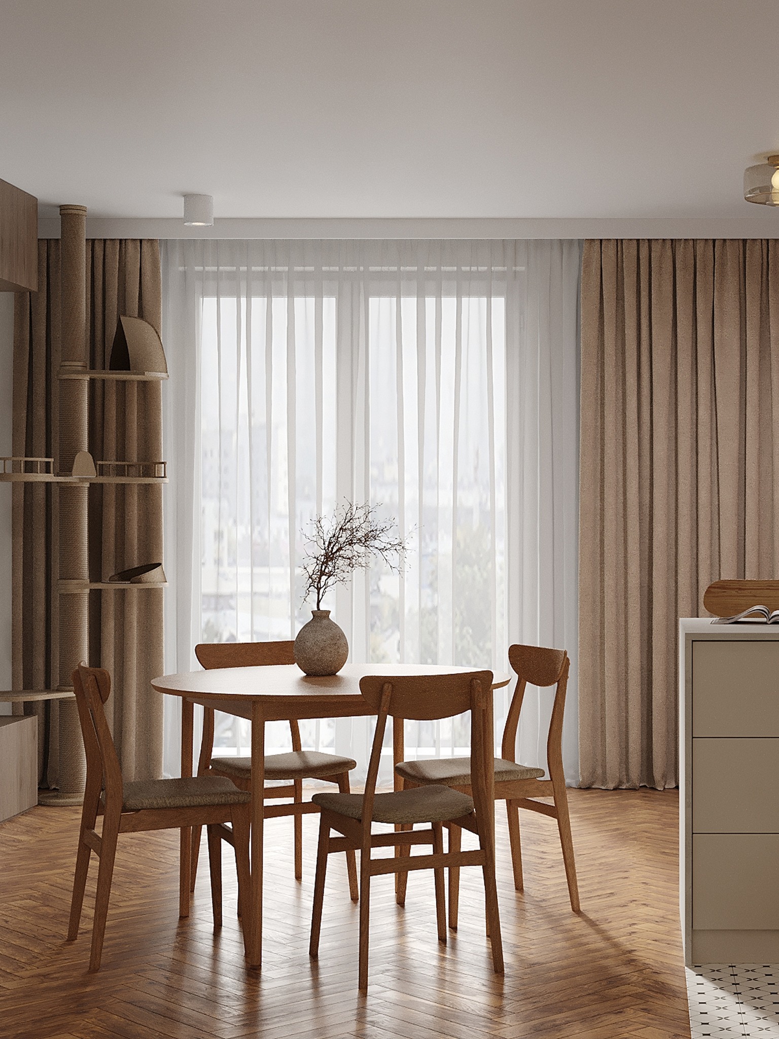 Jasna jadalnia z drewnianym stołem, krzesłami i parkietem w jodełkę. W tle okno z białymi zasłonami i beżowe zasłony po bokach. Dekoracyjny regał dla kota.