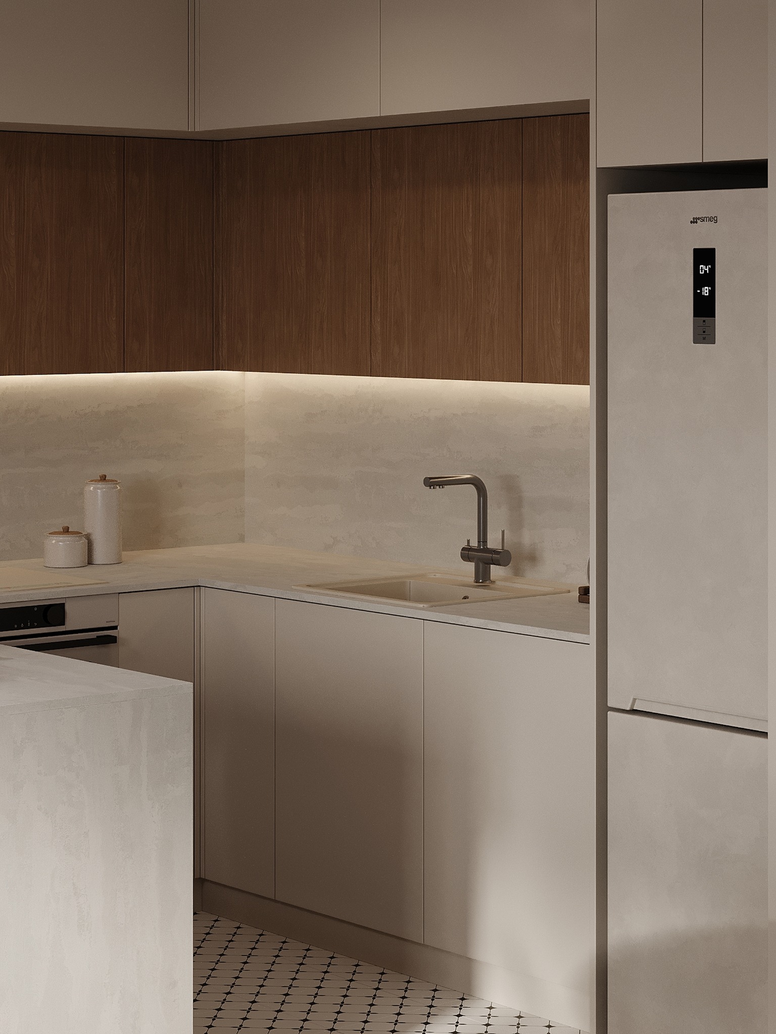 Minimalistyczna kuchnia w beżach i brązach: drewniane szafki, jasny blat, designerska bateria i lodówka Smeg. Uwagę przykuwają wzorzyste płytki podłogowe.