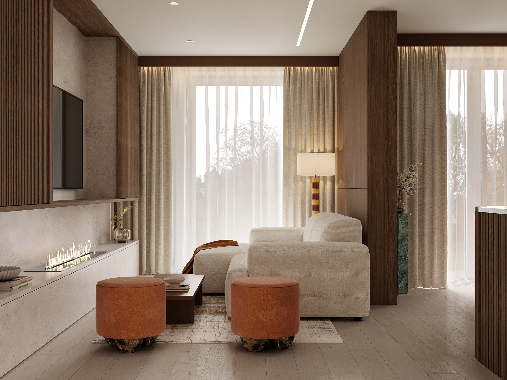 Nowoczesny salon z biokominkiem, beżową sofą i pomarańczowymi pufami. Drewniane panele ścienne i duże okno z zasłonami tworzą przytulną atmosferę.