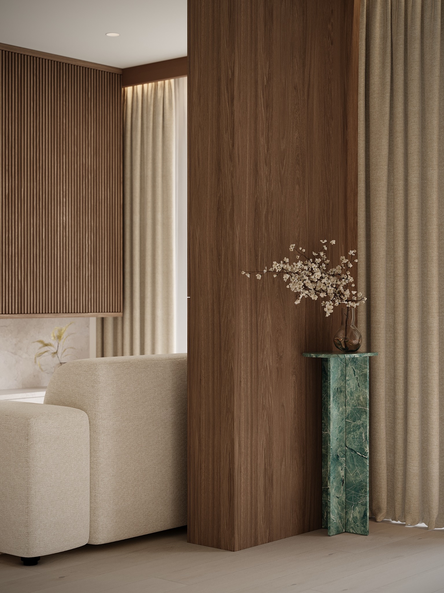 Nowoczesny salon z beżową sofą, drewnianą ścianą z lamelami i zielonym marmurowym stolikiem z kwiatami. Minimalistyczny design wnętrza z zasłonami w tle.