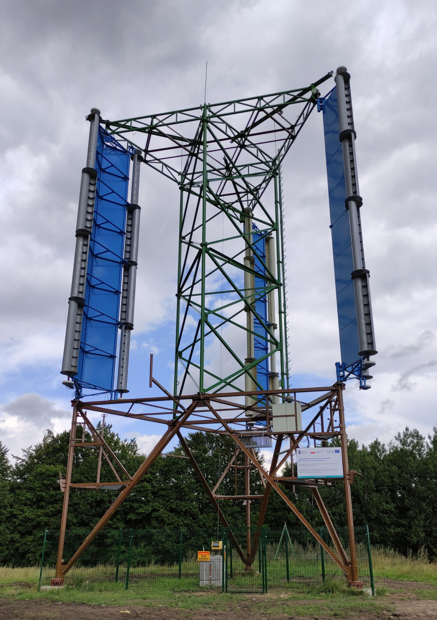 Konstrukcja nośna turbin wiatrowych o pionowej osi obrotu. Lokalizacja: Przywidz (woj. pomorskie).