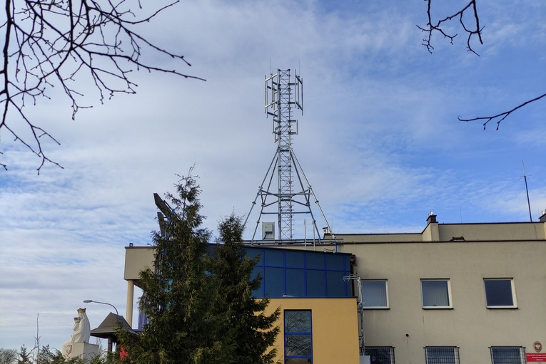 Maszt telekomunikacyjny na budynku. Lokalizacja: Wejherowo (woj. pomorskie).