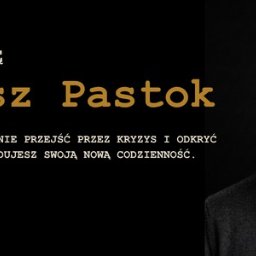 Mentaly TS Tomasz Pastok - Portret mężczyzny z brodą, Tomasz Pastok, na czarnym tle z tekstem o pomocy w przejściu przez kryzys i budowaniu nowej codzienności. Profesjonalny wizerunek.