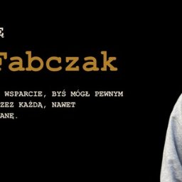 Mentaly TS Tomasz Pastok - Portret uśmiechniętego mężczyzny w okularach, z wąsami, na czarnym tle z tekstem 'Nazywam się Jan Fabczak. Zapewniam stabilne wsparcie, byś mógł pewnym krokiem przejść przez każdą, nawet...