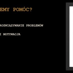 Mentaly TS Tomasz Pastok - Czarno-białe tło z listą usług: terapia traumy, rozwój osobisty i zawodowy. Obok oprawiony plakat z tęczowym motywem i hasłem 'Tu jesteś u siebie'.