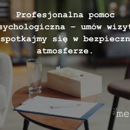 Centrum Wsparcia Mentaly - Stylowe wnętrze gabinetu: stolik z wodą, chusteczkami i notatnikiem, fotel. Tekst: Profesjonalna pomoc psychologiczna - umów wizytę w bezpiecznej atmosferze.