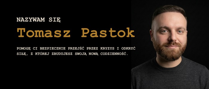 Portret mężczyzny z brodą, Tomasz Pastok, na czarnym tle z tekstem o pomocy w przejściu przez kryzys i budowaniu nowej codzienności. Profesjonalny wizerunek.