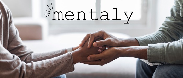 Dłoń terapeuty wspiera dłoń pacjenta podczas sesji w Gdańsku. Bliski kadr, stonowana kolorystyka, symbolizuje wsparcie i zrozumienie w procesie terapii.