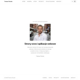 Tomasz Paczka - Strona internetowa Tomasza Paczki, inżyniera oprogramowania, z jego zdjęciem na tle ulicy. Oferta: strony www i aplikacje webowe. Minimalistyczny design, białe tło.