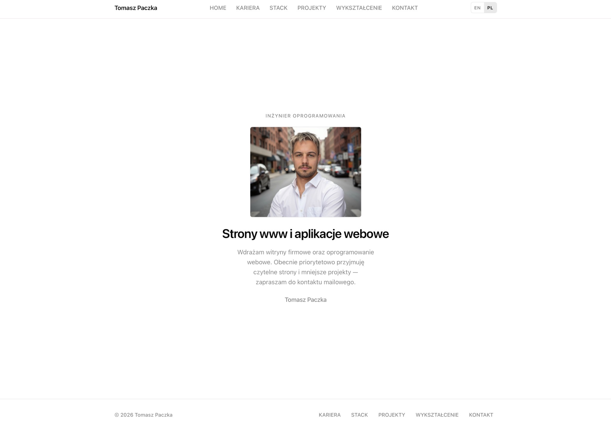 Strona internetowa Tomasza Paczki, inżyniera oprogramowania, z jego zdjęciem na tle ulicy. Oferta: strony www i aplikacje webowe. Minimalistyczny design, białe tło.
