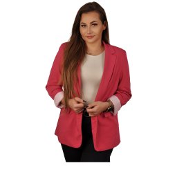 OMJ Finanse - Uśmiechnięta kobieta w różowej marynarce, białej bluzce i czarnych spodniach, pozująca na białym tle. Widoczny zegarek i delikatny naszyjnik.