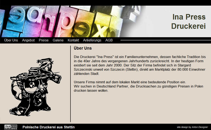 Strona internetowa drukarni Ina Press z kolorowymi, trójwymiarowymi literami u góry i czarno-białą grafiką przedstawiającą starą maszynę drukarską po lewej stronie, tekst w języku niemieckim.