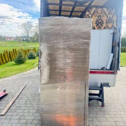 JEDZIEMY Z TEMATEM - Transport gabarytowej lodówki gastronomicznej ważącej około 200 kg.