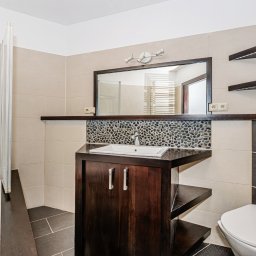 Nobedan - Mikrocement na ścianie w łazience