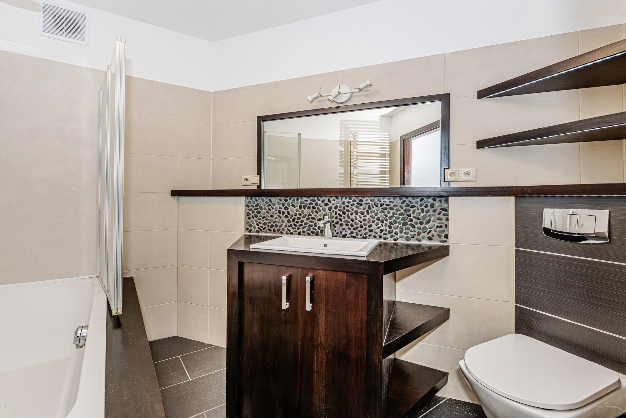 Mikrocement na ścianie w łazience