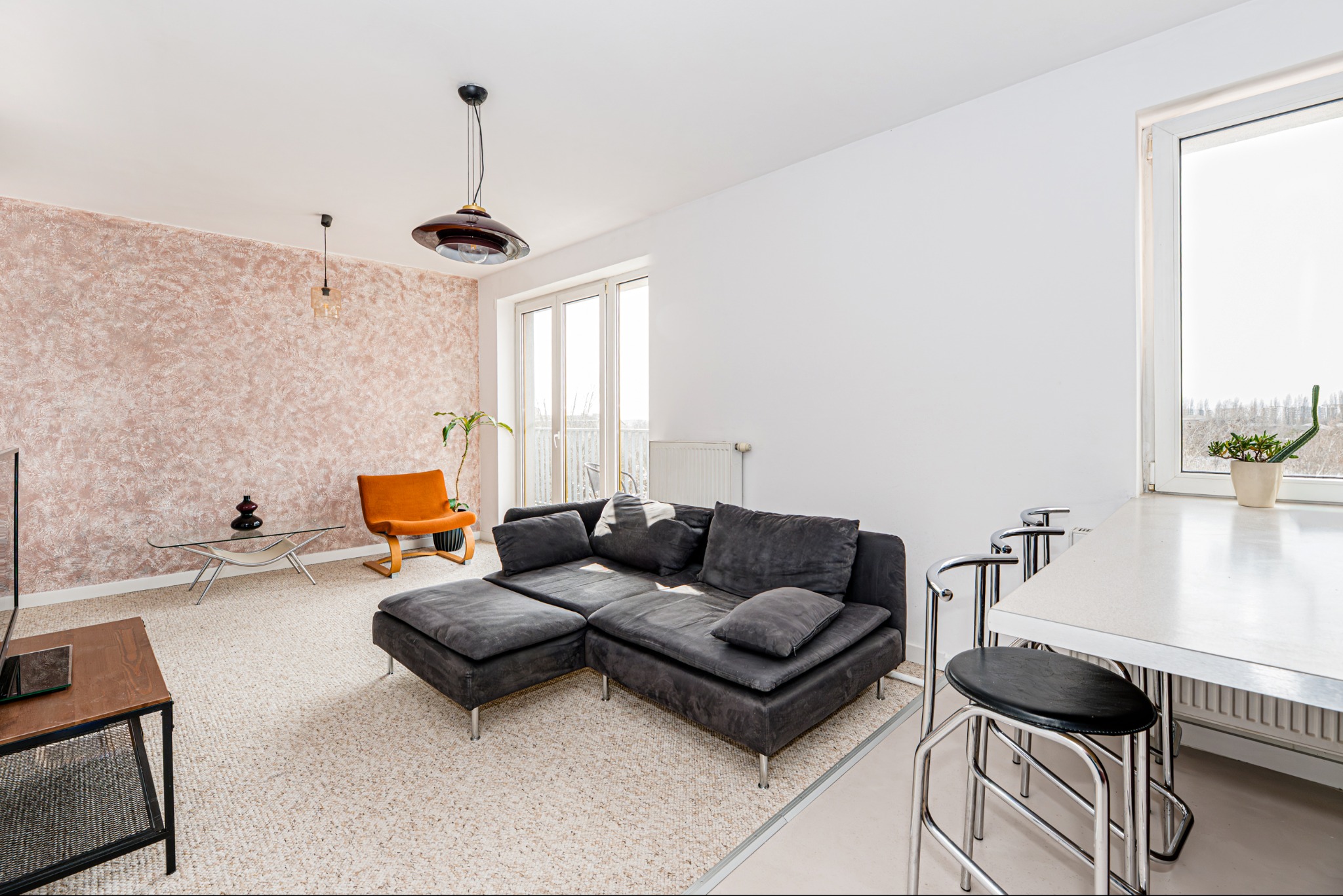 Tynk strukturalny, tonalne malowanie, mikrocemnt na posadzce, malowanie, aranżacja wnętrza