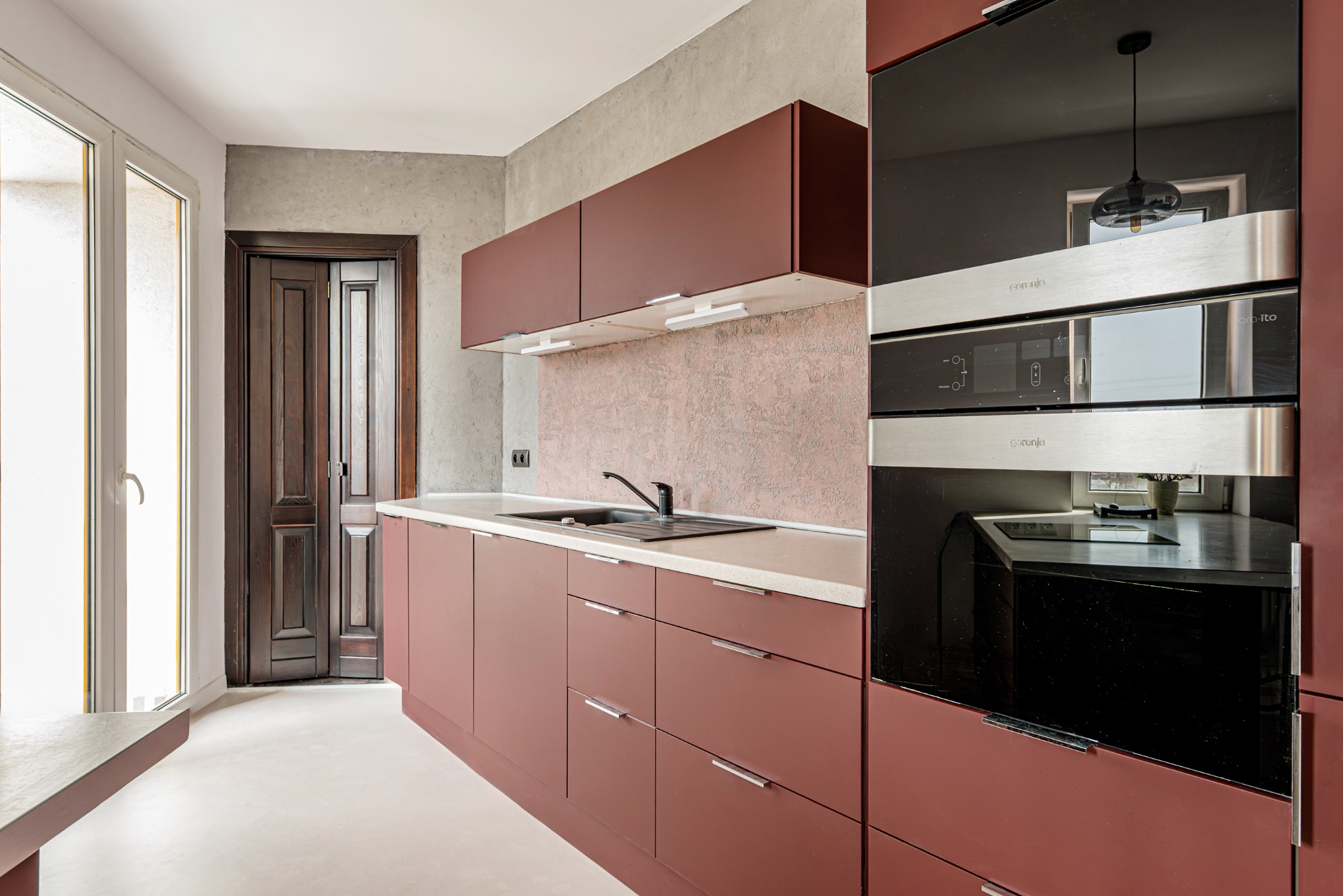 Tynki strukturalne, mikrocement na posadzce, aranżacja