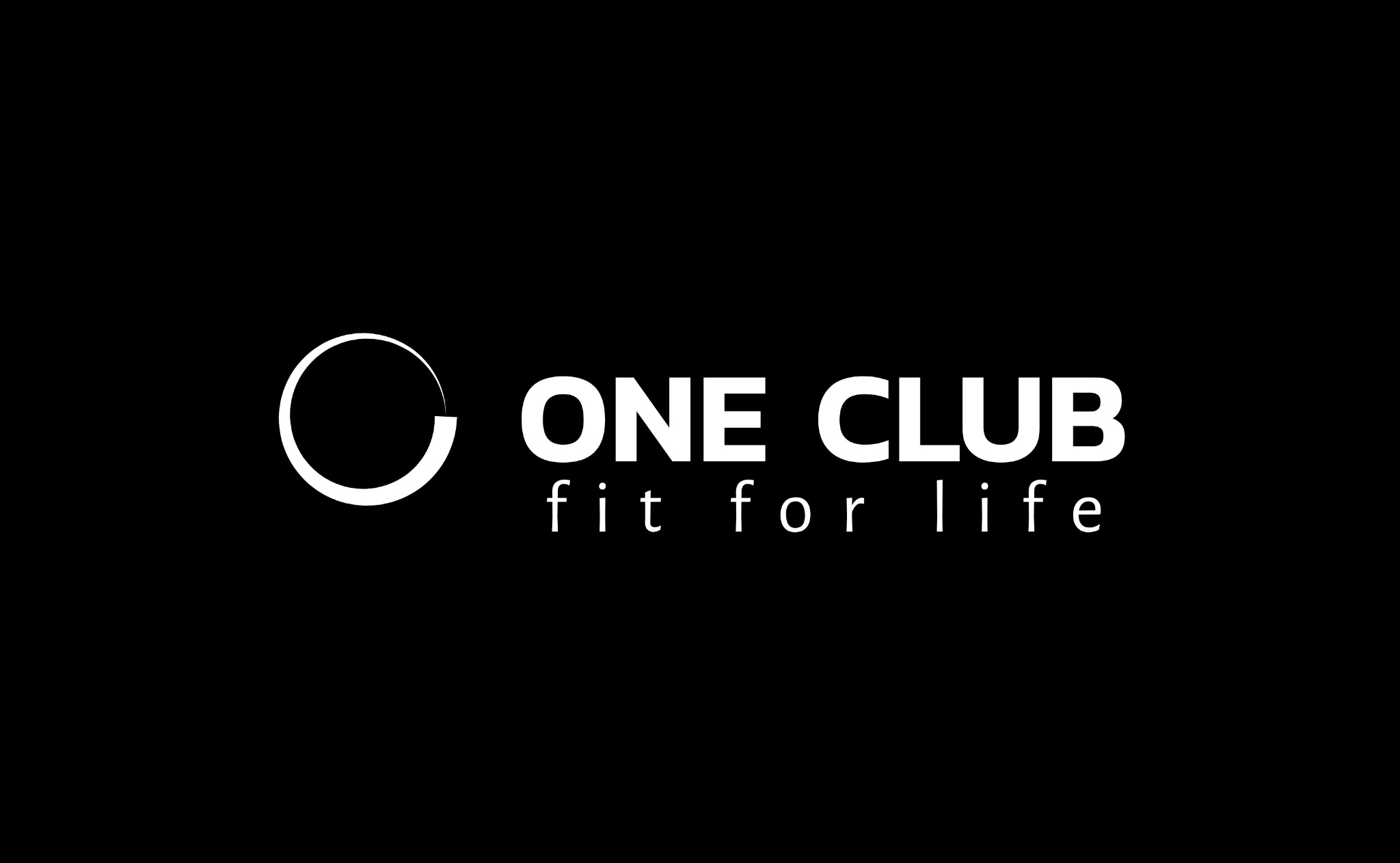 Minimalistyczne logo 'ONE CLUB fit for life' w bieli na czarnym tle. Okrągły symbol po lewej stronie nazwy. Nowoczesny design.
