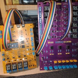 Atlarion Technika - Dwie płyty PCB z elementami elektronicznymi i przewodami w Bydgoszczy. Żółta i fioletowa, z widocznymi rezystorami i złączami. Precyzyjna elektronika.