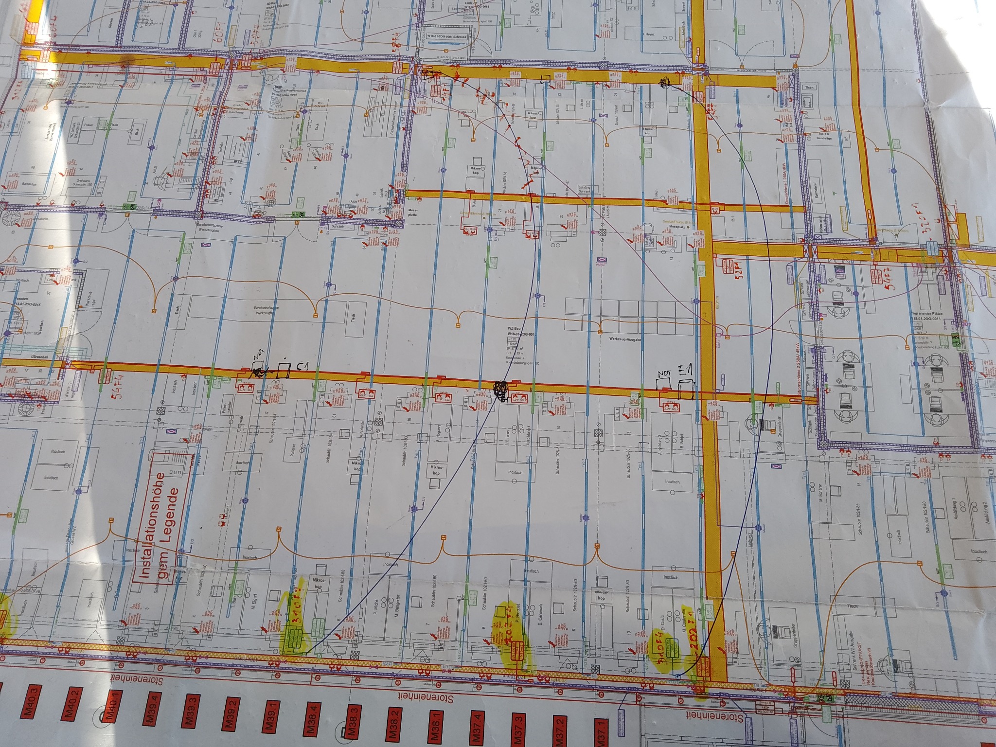 Plan instalacji elektrycznej z naniesionymi oznaczeniami, widok z góry. Schemat zawiera legendę i szczegółowe opisy elementów instalacji.