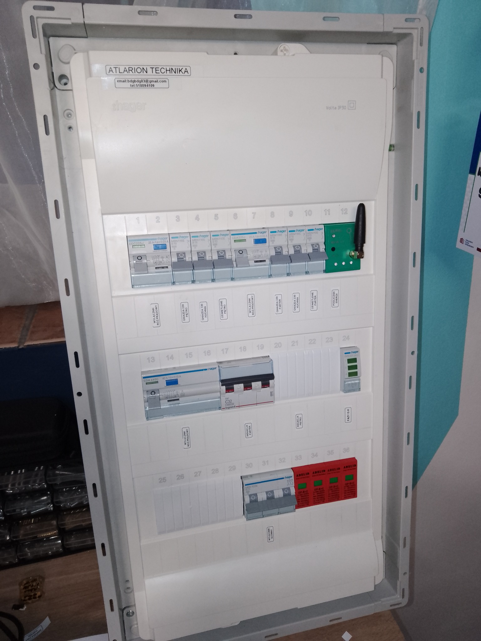 Rozdzielnica elektryczna Hager Volta IP30 z zainstalowanymi bezpiecznikami i wyłącznikami różnicowoprądowymi, widoczne oznaczenia obwodów.